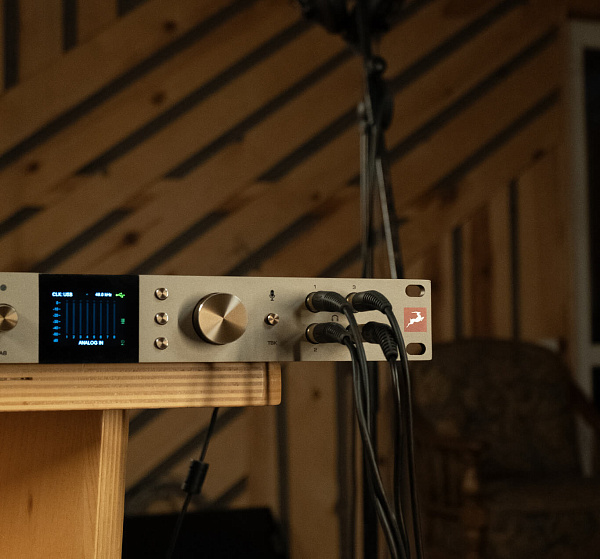 Аудиоинтерфейс Antelope Audio [Discrete 8 Oryx] 24 бит/192 кГц, 26x38, аналоговые входы: 8, линейные выходы: 8, микрофонные предусилители: 8x Discrete Class-A, ADAT I/O (16 входов/16 выходов),S/PDIF I/O (2 входа/2 выхода)