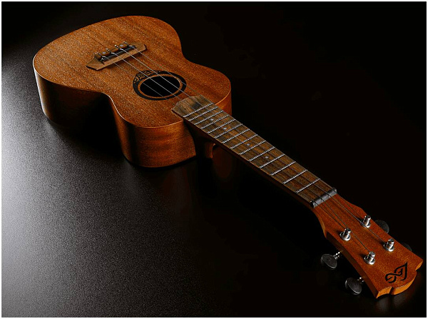 LAG TKU-8C - Укулеле концерт