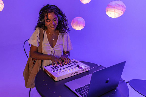 MIDI клавиатура [231501] Arturia [MiniLAB 3] 25 клавиш, 8 энкодеров, 8 RGB пэдов, 8 фейдеров, дисплей, сенсорные регуляторы Pitch/Modulation, MIDI-выход, 1/4" Jack вход педали, режим Chord, арпеджиатор, USB-C