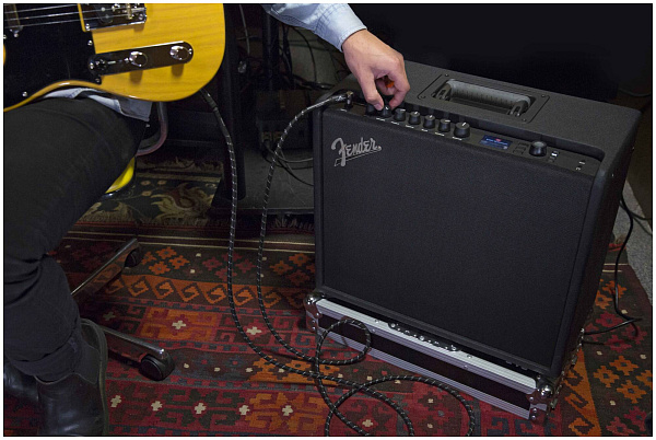 FENDER MUSTANG GT 100 - Комбоусилитель для электрогитары
