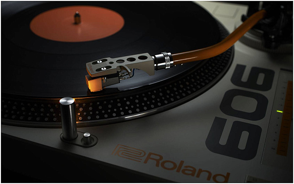 ROLAND TT-99 - Виниловый проигрыватель