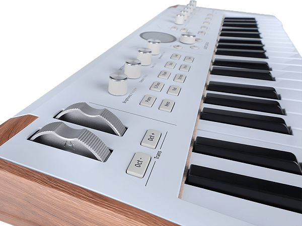 Сценическая клавиатура [230721] Arturia [AstroLab 37 White] Astrolab White 37 клавиш, полувзвешенная механика, 10 звуковых движков, вокодер, 10 кнопок пресетов , 4 макрорегулятора, MIDI-вход, USB-C и USB-A; аудио Bluetooth; WiFi, цвет белый
