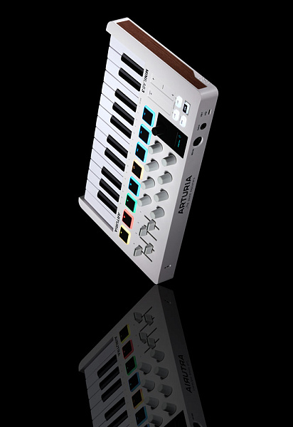 MIDI клавиатура [231501] Arturia [MiniLAB 3] 25 клавиш, 8 энкодеров, 8 RGB пэдов, 8 фейдеров, дисплей, сенсорные регуляторы Pitch/Modulation, MIDI-выход, 1/4" Jack вход педали, режим Chord, арпеджиатор, USB-C