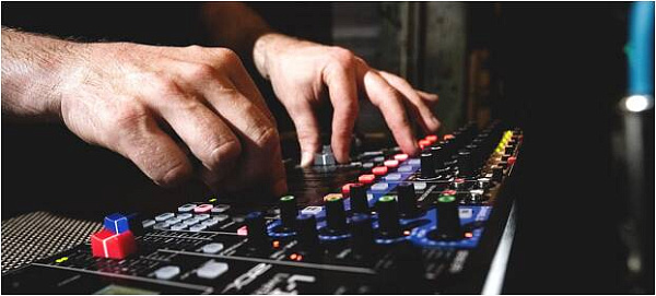 ZOOM L-12 LIVETRAK - Микшерный пульт