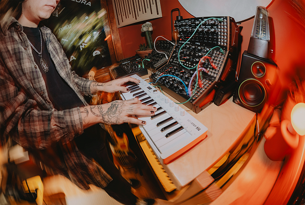 MIDI клавиатура Arturia [KeyStep 37 MK2] 37 клавиш с чувствительностью к силе нажатия и послекасанием, OLED-экран, секвенсор, арпеджиатор, 4х 3,5-мм CV-Out, MIDI-In/Out, Sync I/O, вход для педали сустейна/экспрессии (TRS), Type-C