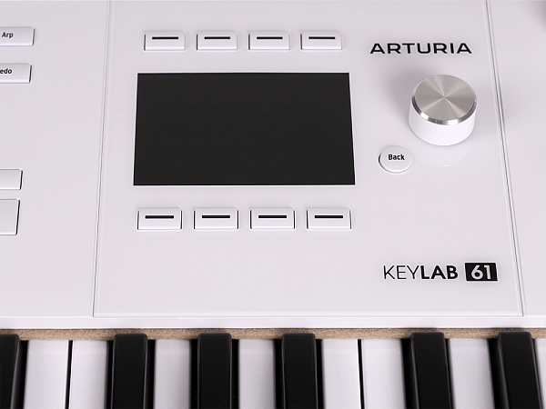 MIDI клавиатура [231631] Arturia [KeyLAB 61 MK3 White] 61 клавиша, полувзвешенная механика, дисплей, 12 пэдов , 9 фейдеров, 9 поворотных регуляторов, 3 входа для подключения педалей, MIDI in/out, USB-C