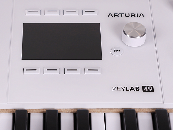 MIDI клавиатура [231621] Arturia [KeyLAB 49 MK3 White] 49 клавиш, полувзвешенная механика, дисплей, 12 пэдов , 9 фейдеров, 9 поворотных регуляторов, 3 входа для подключения педалей, MIDI in/out, USB-C
