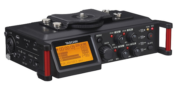 Рекордер мобильный [DR70D] Tascam [DR-70D] 4-х канальный, АЦП/ЦАП: 24 бит/96 кГц, 20-20000 Гц, THD: 0,02%, S/N: 92 дБ, 4xCombo XLR/TRS Jack, 2x1/8" mini Jack / 2x1/8" Stereo mini Jack, память: micro SDHC/SDXC, питание: 4 батареи АА, USB Micro-B