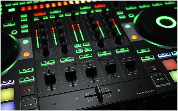 ROLAND DJ-808 - DJ-контроллер