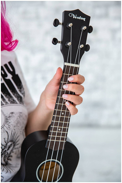 VESTON UKULELE KUS 15 BK - Укулеле сопрано