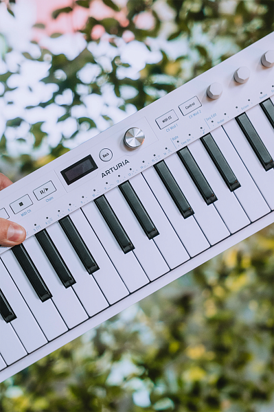 MIDI клавиатура Arturia [KeyStep 37 MK2] 37 клавиш с чувствительностью к силе нажатия и послекасанием, OLED-экран, секвенсор, арпеджиатор, 4х 3,5-мм CV-Out, MIDI-In/Out, Sync I/O, вход для педали сустейна/экспрессии (TRS), Type-C