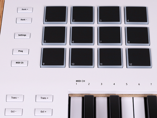 MIDI клавиатура [231621] Arturia [KeyLAB 49 MK3 White] 49 клавиш, полувзвешенная механика, дисплей, 12 пэдов , 9 фейдеров, 9 поворотных регуляторов, 3 входа для подключения педалей, MIDI in/out, USB-C