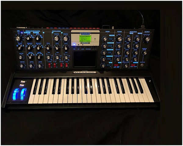 MOOG Voyager Electric Blue Edition - Синтезатор аналоговый