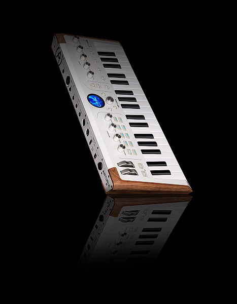 Сценическая клавиатура [230721] Arturia [AstroLab 37 White] Astrolab White 37 клавиш, полувзвешенная механика, 10 звуковых движков, вокодер, 10 кнопок пресетов , 4 макрорегулятора, MIDI-вход, USB-C и USB-A; аудио Bluetooth; WiFi, цвет белый