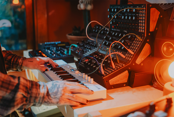 MIDI клавиатура Arturia [KeyStep 37 MK2] 37 клавиш с чувствительностью к силе нажатия и послекасанием, OLED-экран, секвенсор, арпеджиатор, 4х 3,5-мм CV-Out, MIDI-In/Out, Sync I/O, вход для педали сустейна/экспрессии (TRS), Type-C