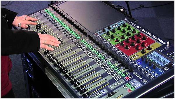 SOUNDCRAFT Si Expression 3 - Микшерный пульт