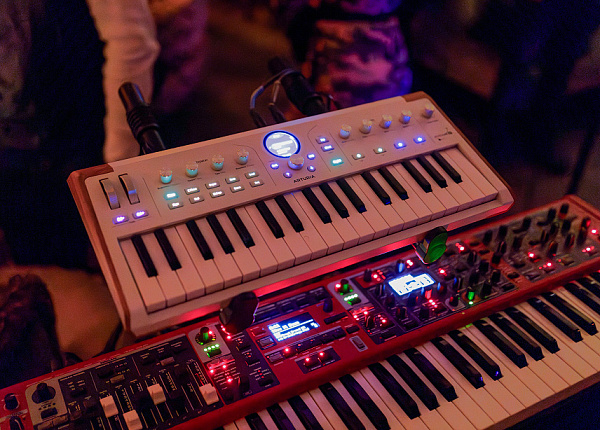 Сценическая клавиатура [230721] Arturia [AstroLab 37 White] Astrolab White 37 клавиш, полувзвешенная механика, 10 звуковых движков, вокодер, 10 кнопок пресетов , 4 макрорегулятора, MIDI-вход, USB-C и USB-A; аудио Bluetooth; WiFi, цвет белый