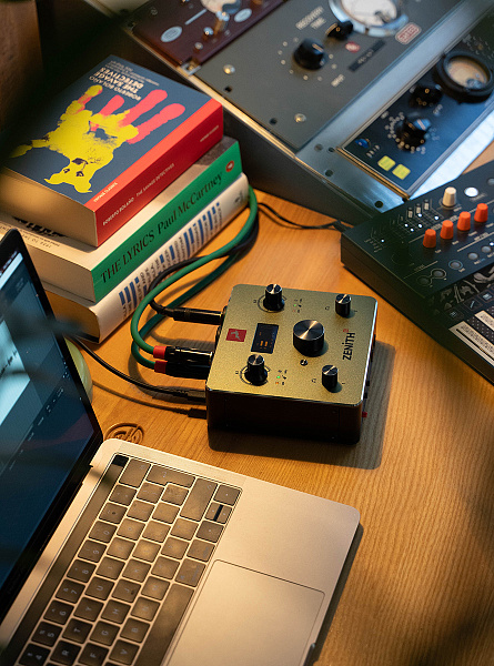 Аудиоинтерфейс Antelope Audio [Zenith 2] 32 бит/192 кГц, 2 линейных/инструментальных/микрофонных входа +48В с комбинированными XLR/Jack 6,3, 2 линейных выхода Jack 6,3 TRS,  выхода для наушников, MIDI вход/выход, DSP, TYPE-C
