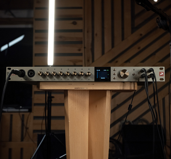 Аудиоинтерфейс Antelope Audio [Discrete 8 Oryx] 24 бит/192 кГц, 26x38, аналоговые входы: 8, линейные выходы: 8, микрофонные предусилители: 8x Discrete Class-A, ADAT I/O (16 входов/16 выходов),S/PDIF I/O (2 входа/2 выхода)