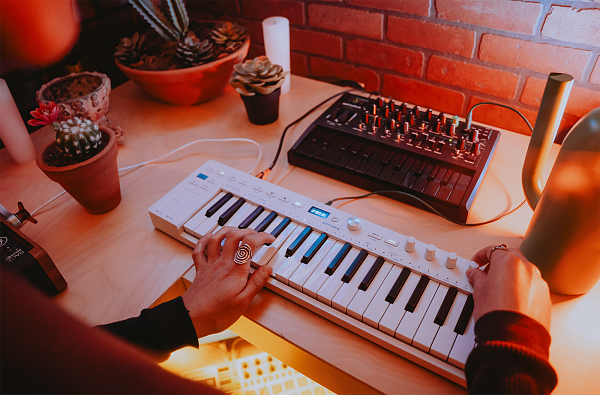 MIDI клавиатура Arturia [KeyStep 37 MK2] 37 клавиш с чувствительностью к силе нажатия и послекасанием, OLED-экран, секвенсор, арпеджиатор, 4х 3,5-мм CV-Out, MIDI-In/Out, Sync I/O, вход для педали сустейна/экспрессии (TRS), Type-C