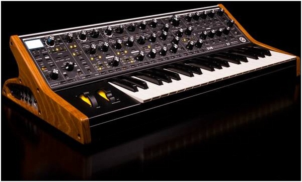 MOOG Subsequent 37 - Синтезатор профессиональный