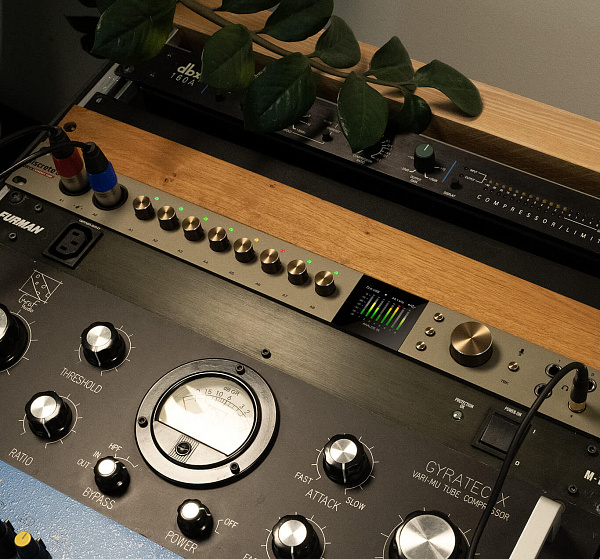 Аудиоинтерфейс Antelope Audio [Discrete 8 Oryx] 24 бит/192 кГц, 26x38, аналоговые входы: 8, линейные выходы: 8, микрофонные предусилители: 8x Discrete Class-A, ADAT I/O (16 входов/16 выходов),S/PDIF I/O (2 входа/2 выхода)