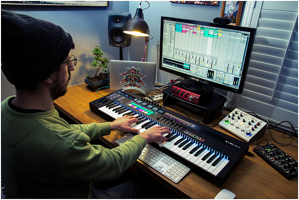 NOVATION 61 SL MK III миди-клавиатура, 61 клавиша